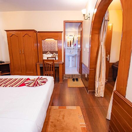 Hotel Crystal Palace Pokhara Extérieur photo