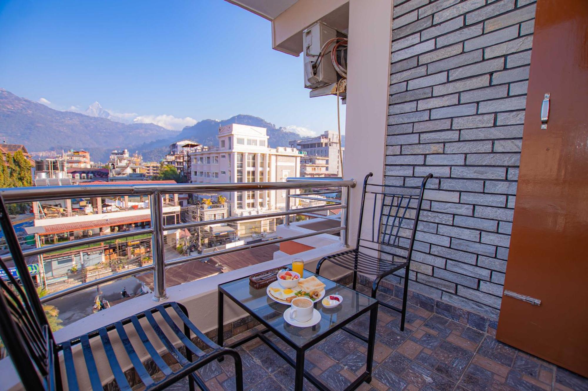 Hotel Crystal Palace Pokhara Extérieur photo