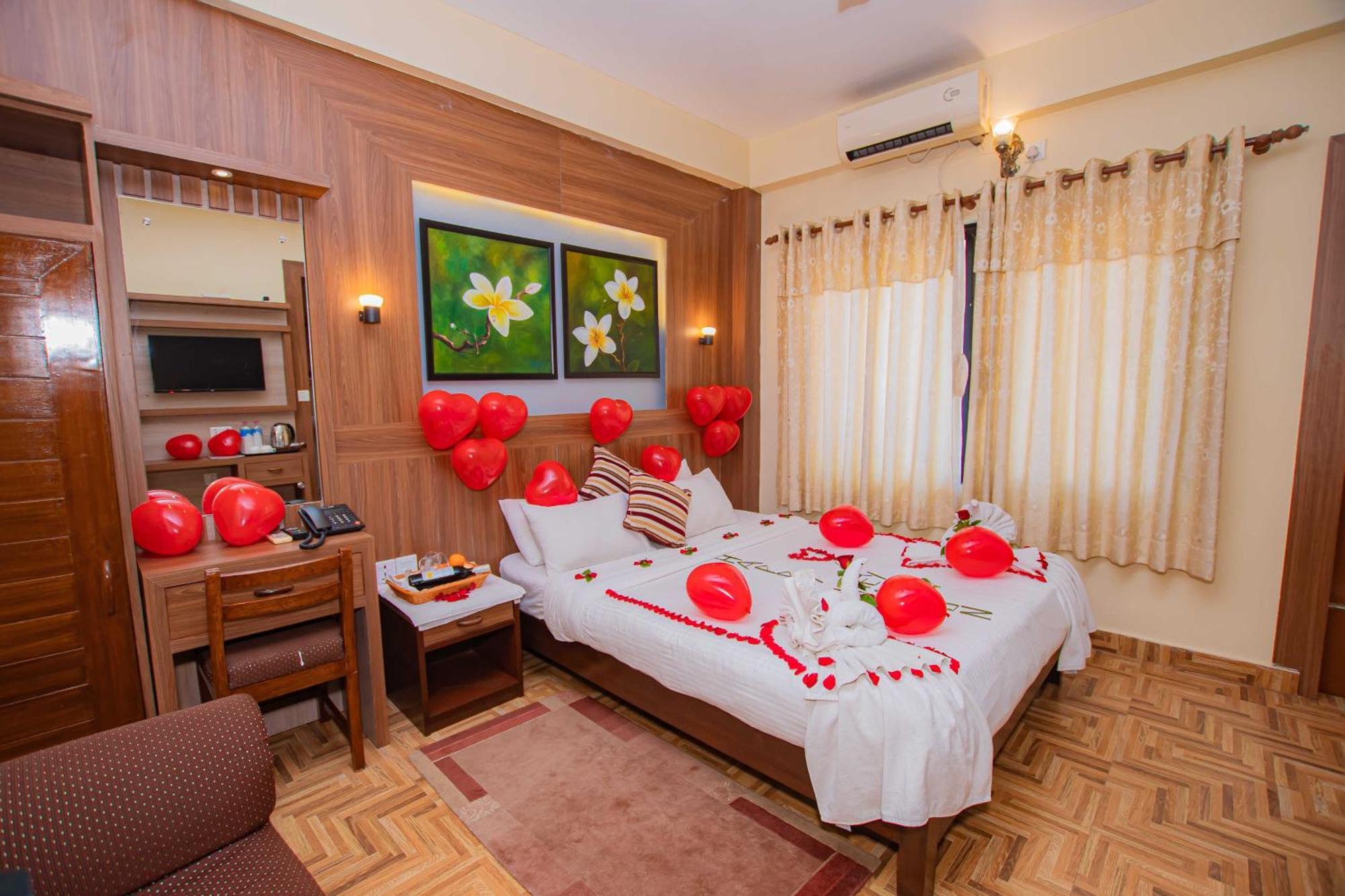 Hotel Crystal Palace Pokhara Extérieur photo