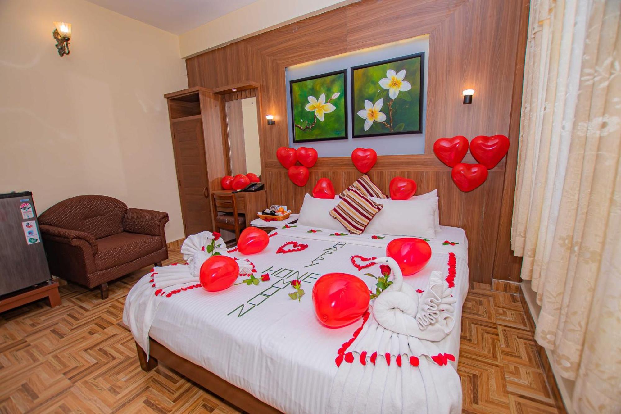Hotel Crystal Palace Pokhara Extérieur photo