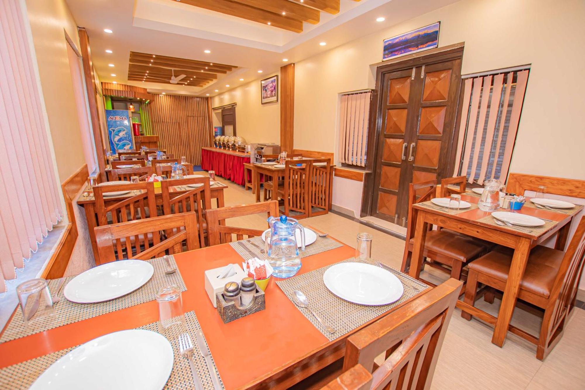 Hotel Crystal Palace Pokhara Extérieur photo
