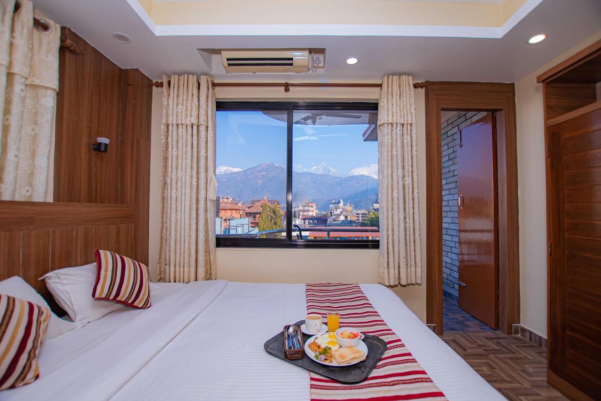 Hotel Crystal Palace Pokhara Extérieur photo