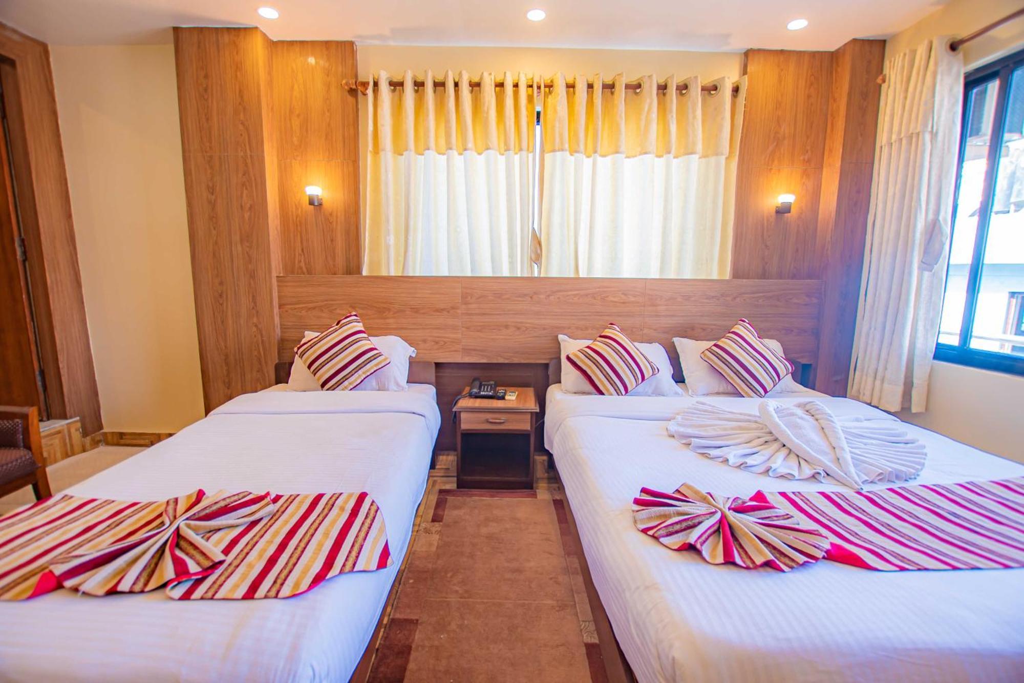 Hotel Crystal Palace Pokhara Extérieur photo