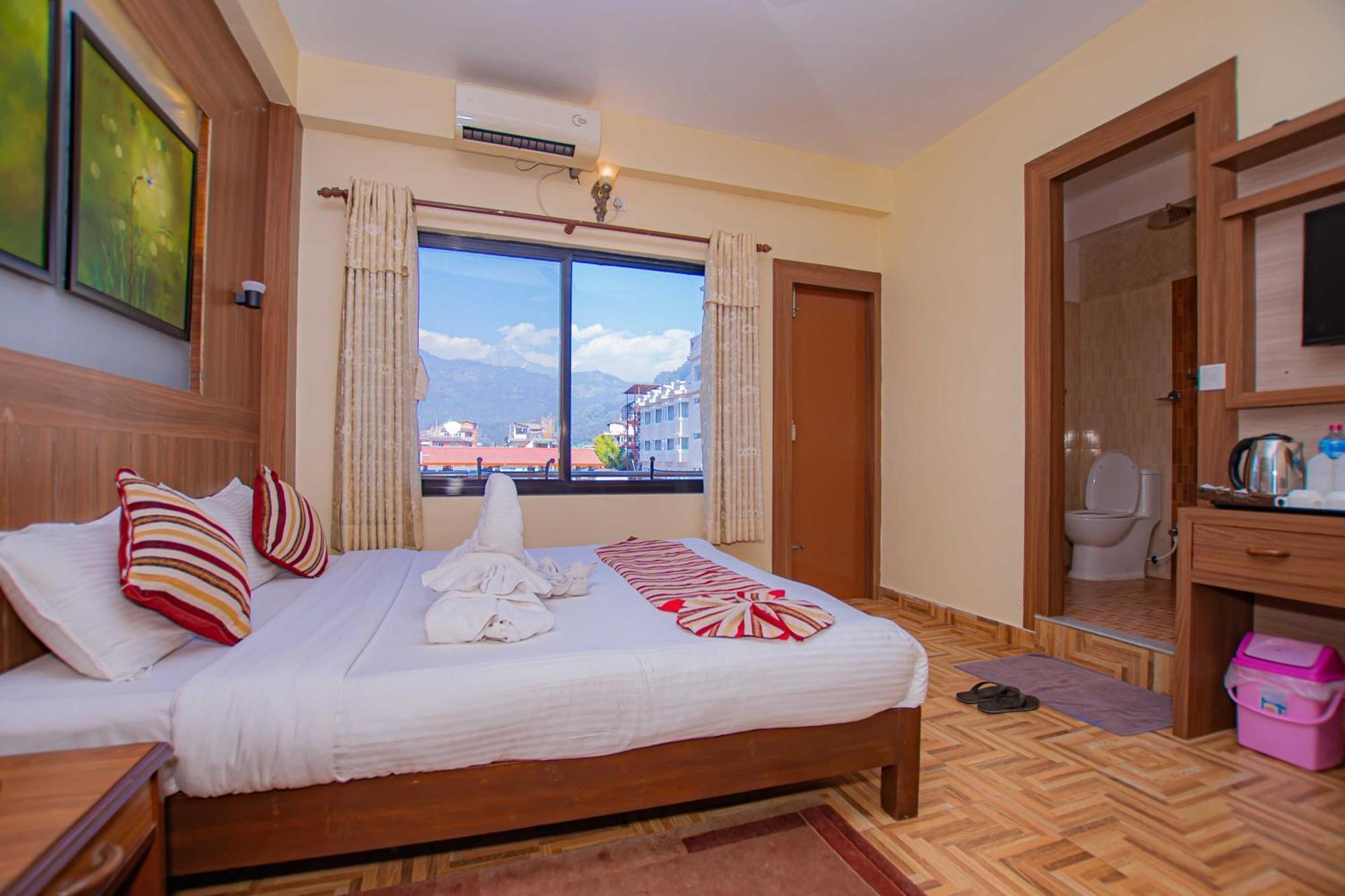 Hotel Crystal Palace Pokhara Extérieur photo