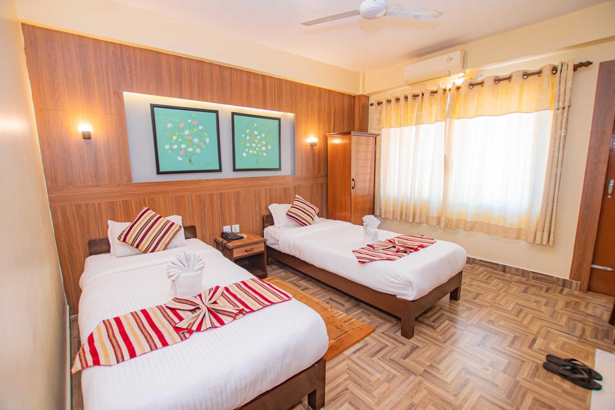 Hotel Crystal Palace Pokhara Extérieur photo