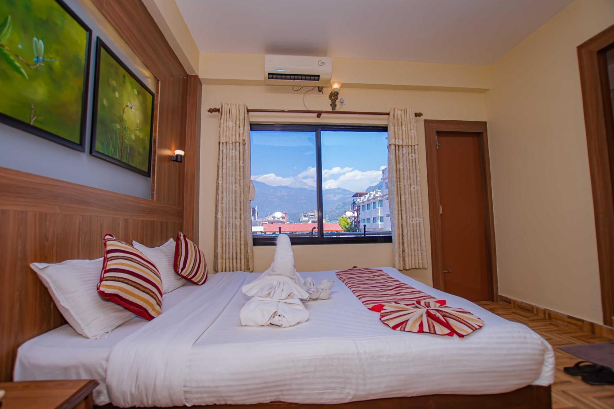 Hotel Crystal Palace Pokhara Extérieur photo