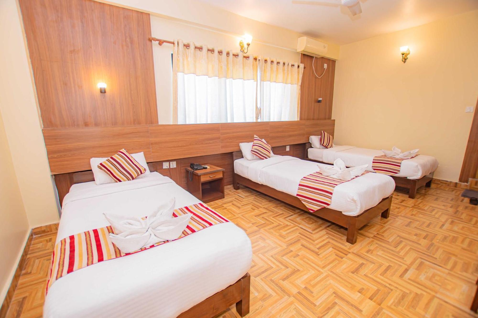 Hotel Crystal Palace Pokhara Extérieur photo