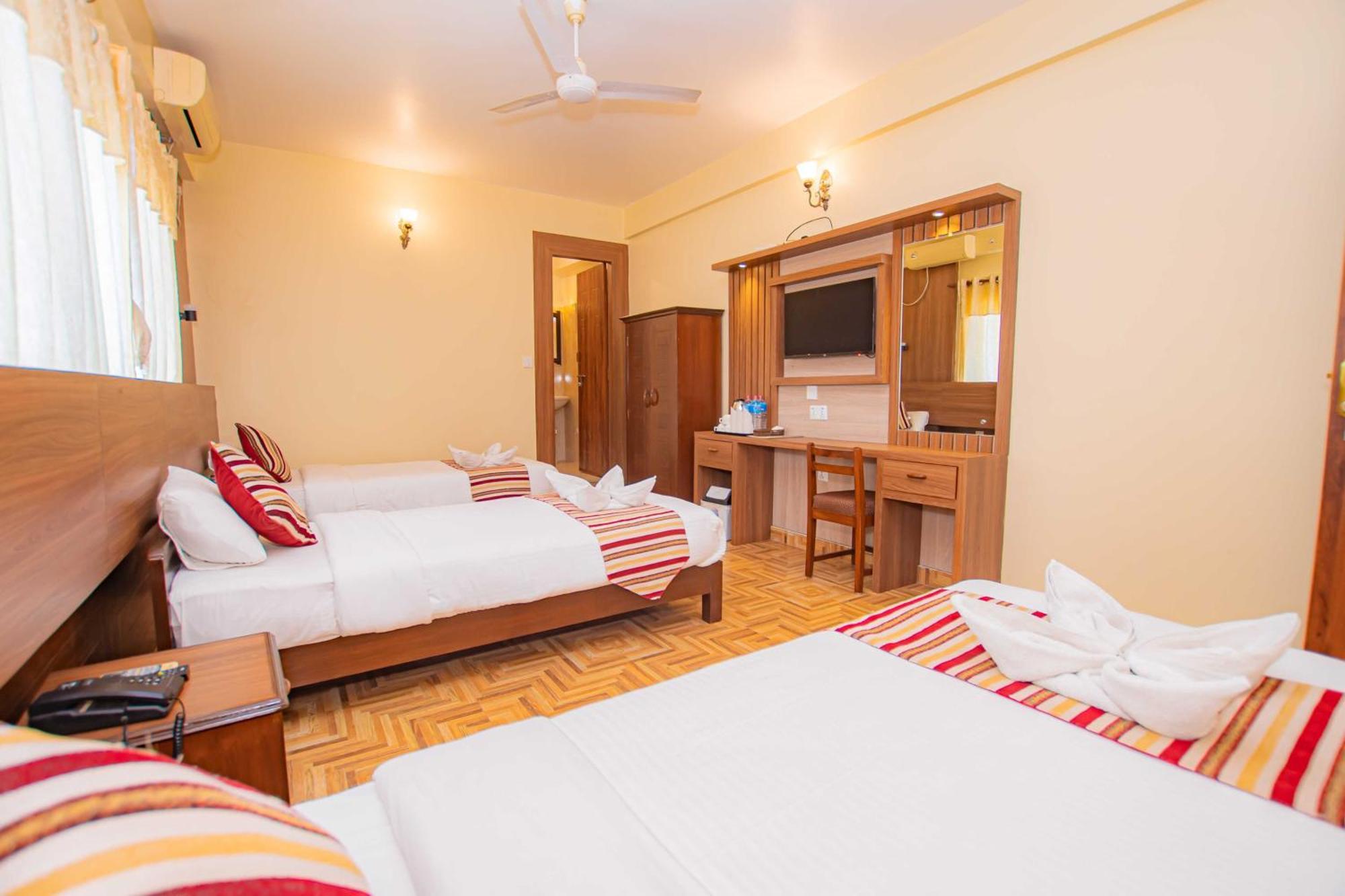 Hotel Crystal Palace Pokhara Extérieur photo