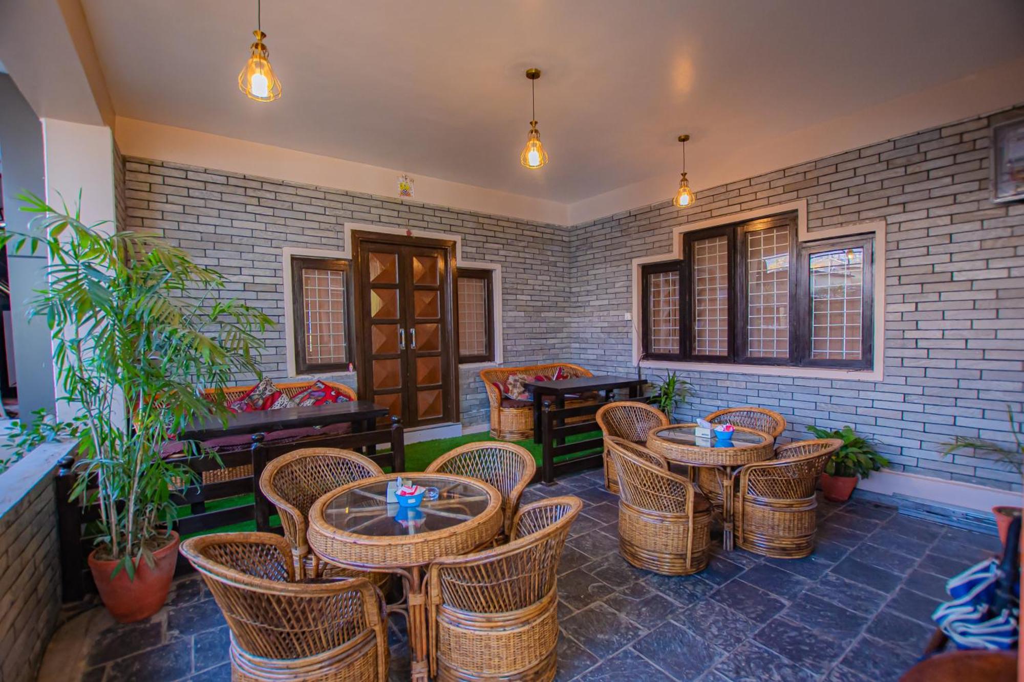 Hotel Crystal Palace Pokhara Extérieur photo