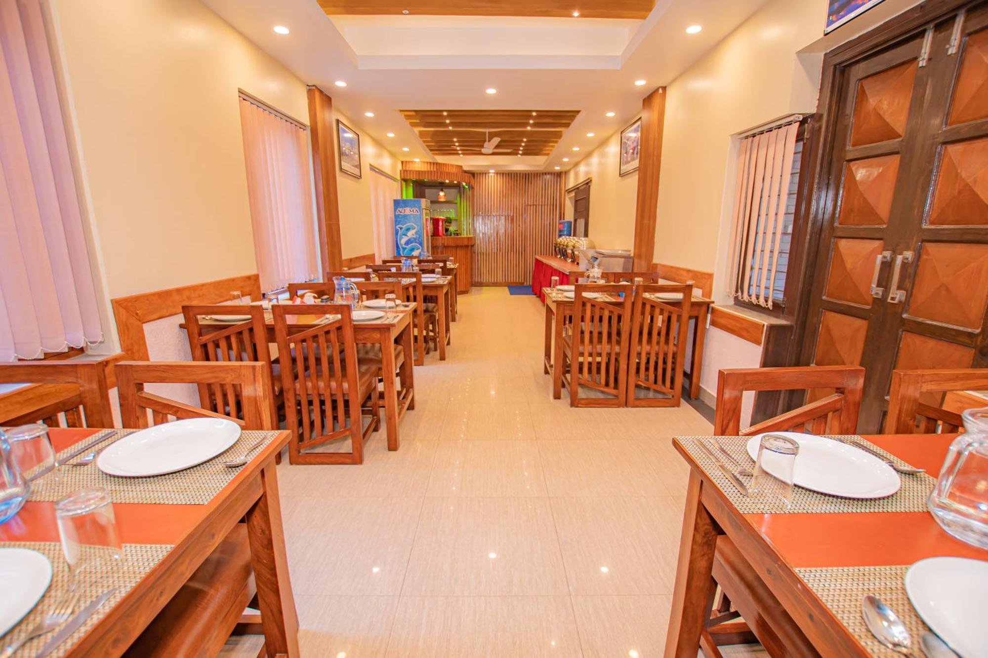 Hotel Crystal Palace Pokhara Extérieur photo