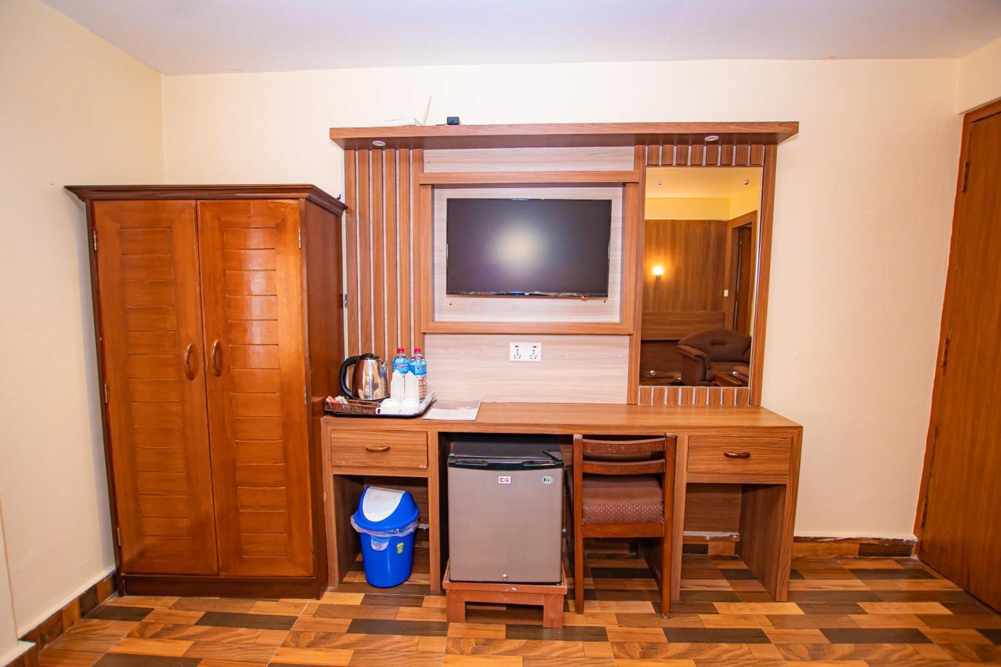 Hotel Crystal Palace Pokhara Extérieur photo