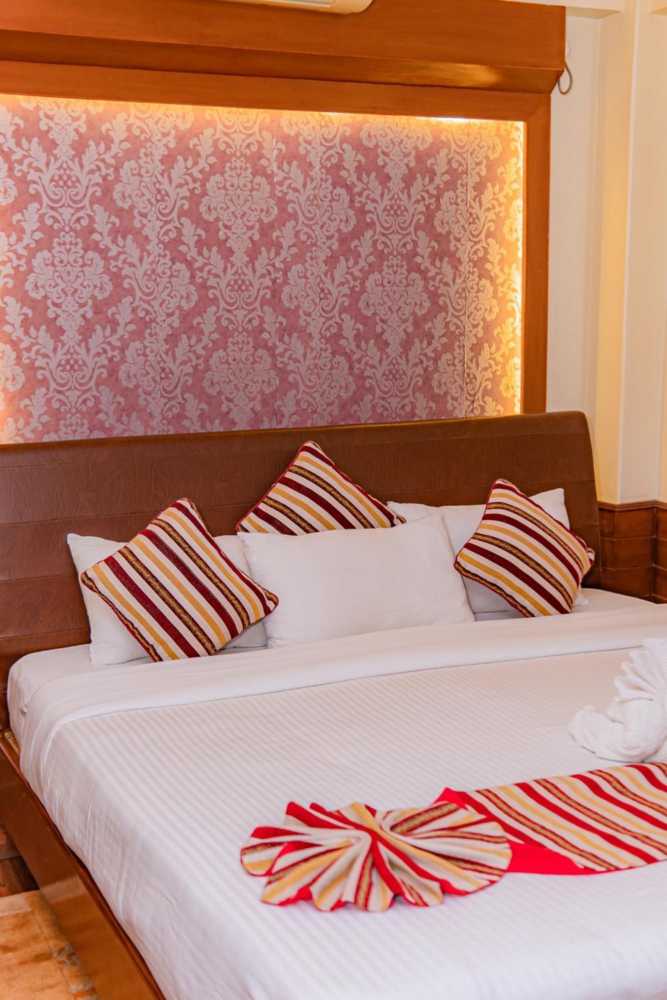 Hotel Crystal Palace Pokhara Extérieur photo