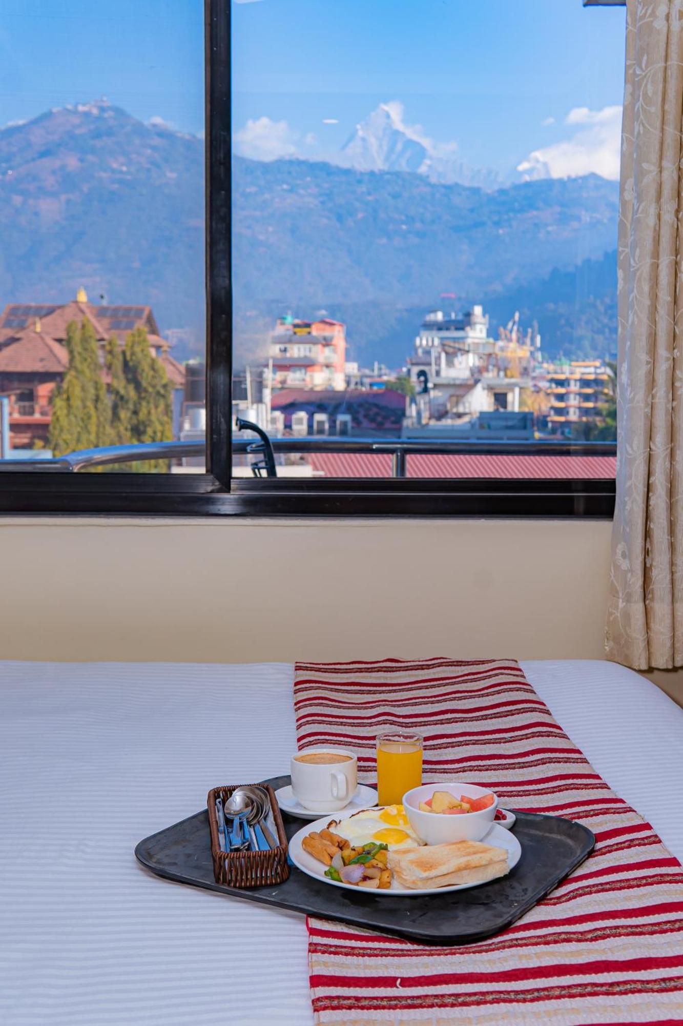 Hotel Crystal Palace Pokhara Extérieur photo